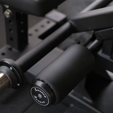 XWORKS Standing Hip Thrust – Ayakta Glute ve Kalça Güçlendirme Makinesi (FWX0801)