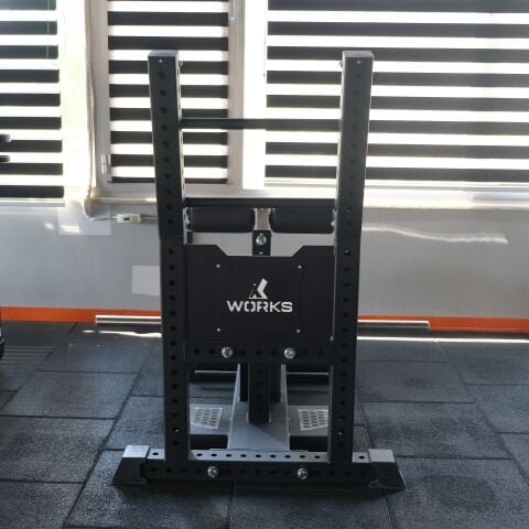 XWORKS Standing Hip Thrust – Ayakta Glute ve Kalça Güçlendirme Makinesi (FWX0801)